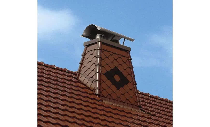 Komin w miejscu przejścia przez połać dachu musi być odpowiednio wykończony i uszczelniony. fot. Schiedel Komin w miejscu przejścia przez połać dachu musi być odpowiednio wykończony i uszczelniony. fot. Schiedel