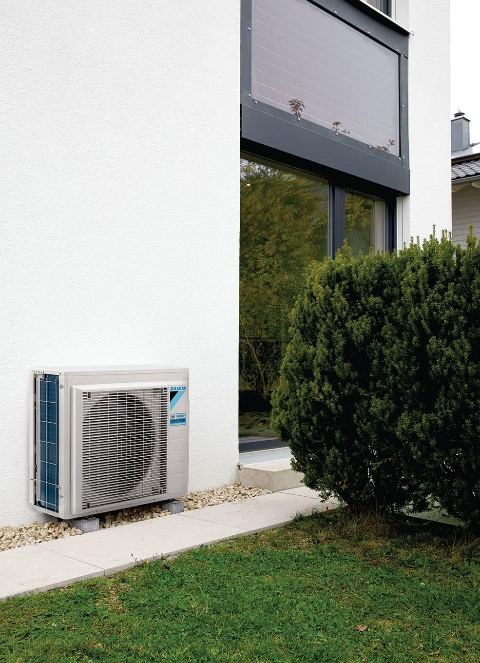 Jednostka zewnętrzna klimatyzatora multi split ustawiona w ogródku